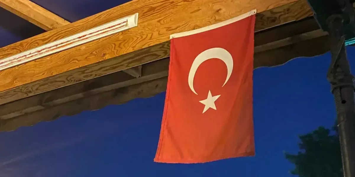 Во время конфликта со стрельбой в турецком ТЦ был ранен местный житель 