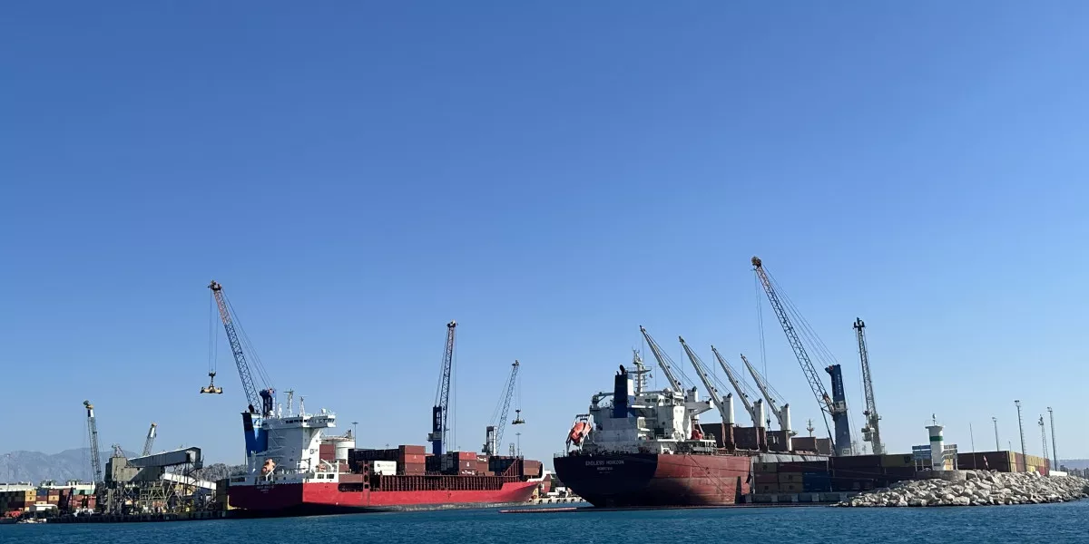 Турция временно приостановила движение кораблей через Босфор