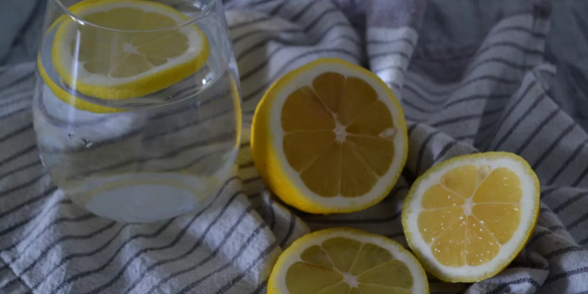 Врач Садыков предупредил, что вода с лимоном угрожает обострением гастрита и язвы