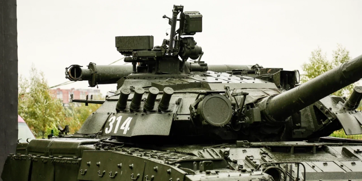 В зоне спецоперации у ВС РФ заметили модернизированные танки Т-62М с системами РЭБ