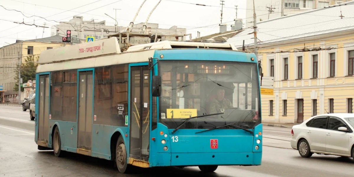 В Челябинске автобус попал в ДТП и вызвал остановку троллейбусов 