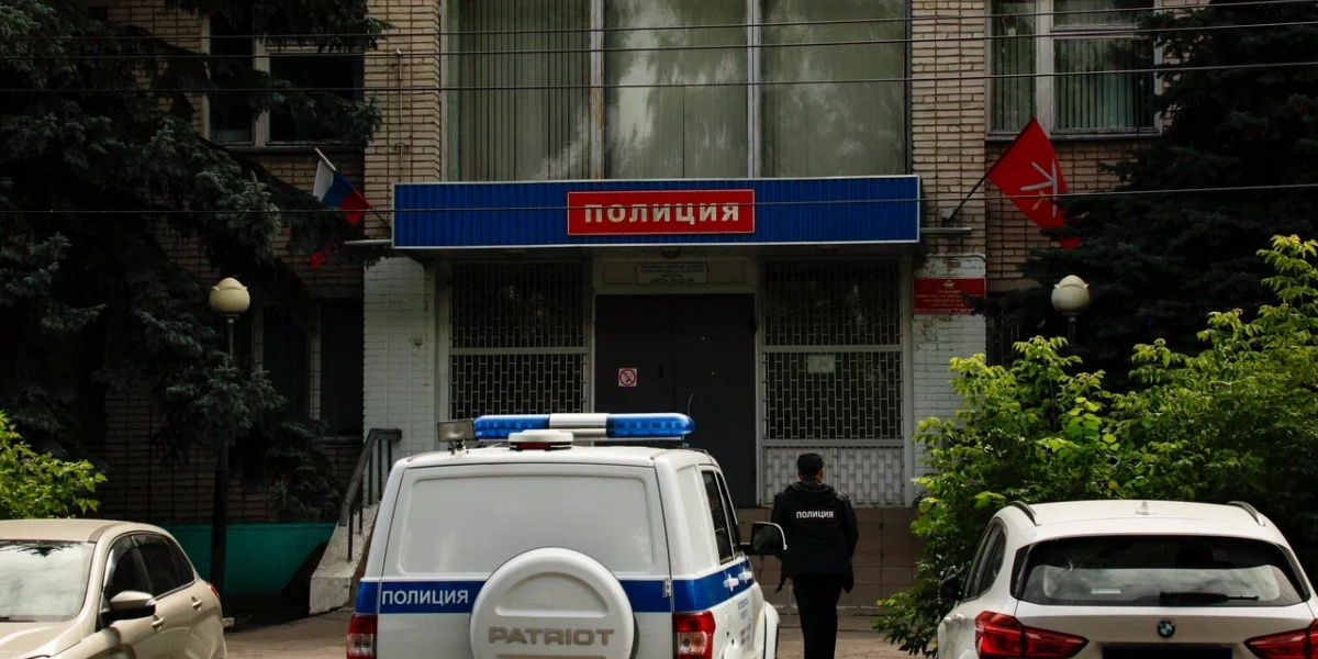 Полицейские Симферополя задержали стажера магазина за кражу