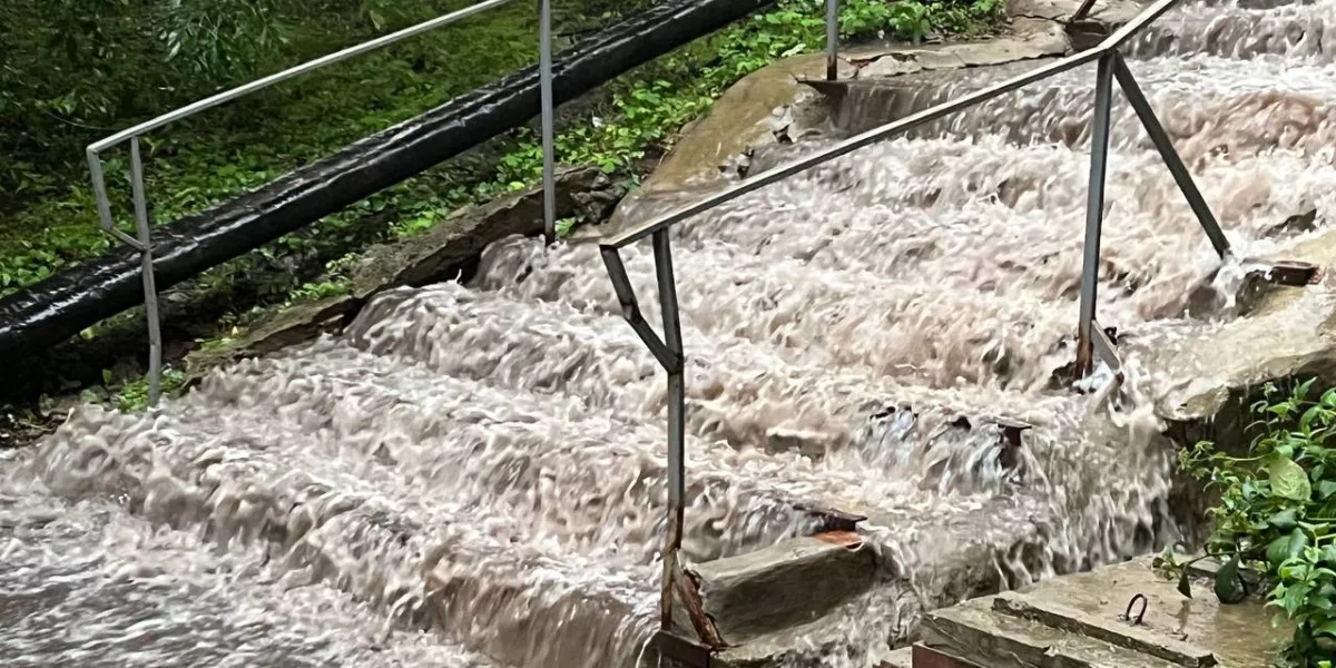 Потоп на костромской улице попал на видео