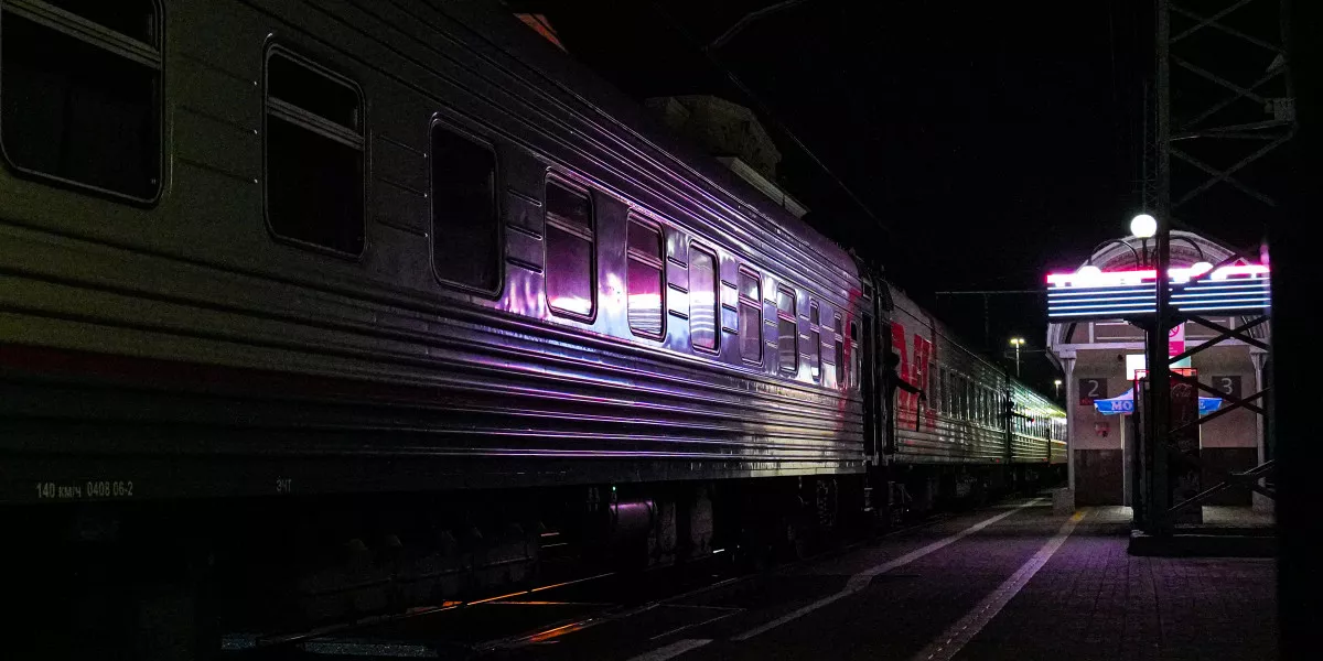 В Челябинской области столкнулись два поезда - 10 вагонов сошли с рельсов
