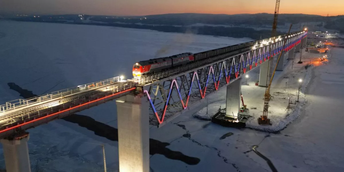 Владимир Путин дал старт движению первого поезда на железнодорожном мосту через Тулому в Мурманской области