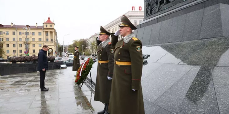 Губернатор Архангельской области возложил венок к монументу Победы в Минске