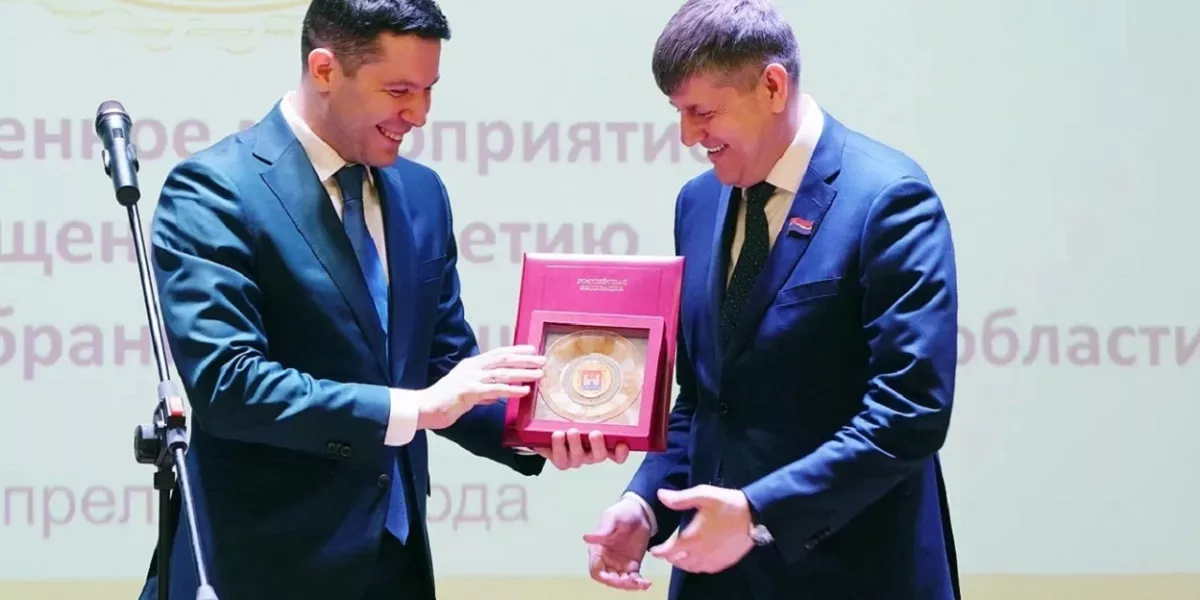 Калининградский губернатор поздравил с 30-летием областное Законодательное Собрание