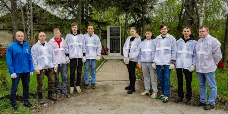 Щекинские химики навели порядок на воинском мемориале